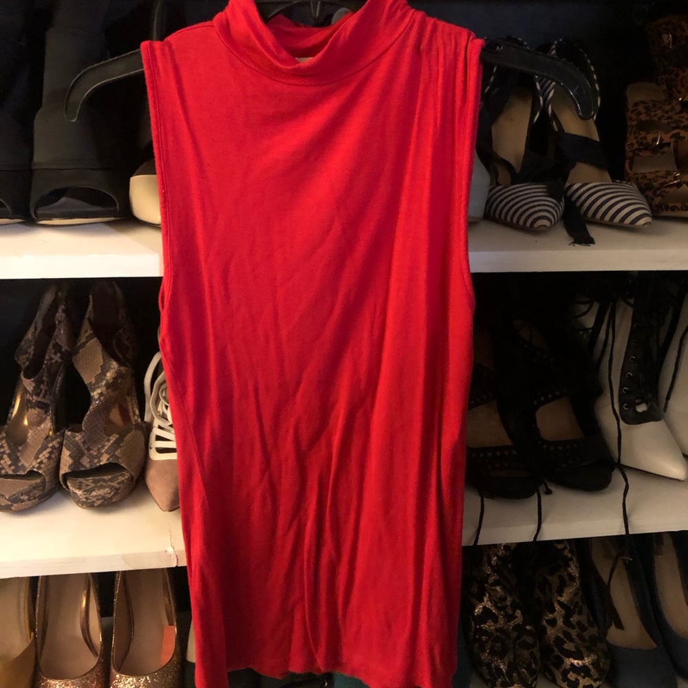 Simple S sleeveless red top